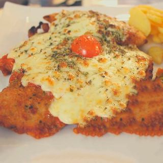 Milanesa napolitana de ternera o pollo (Especialidad) 
