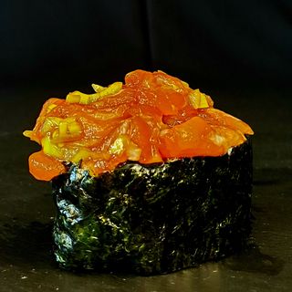 Gunkan Tatar z łososia