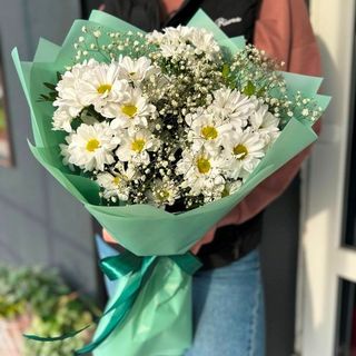 Букет ромашкових хризантем з гіпсофілою