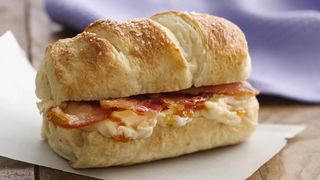 Сандвич със домашна питка, топено, сирене, кашкавал, печен бекон