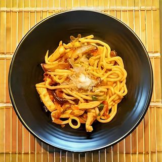 Udon con gamberi e zucchini