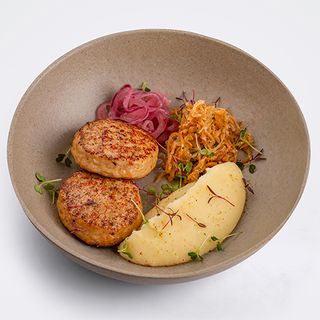 Нежная куриная котлета со сливочным пюре (300г)