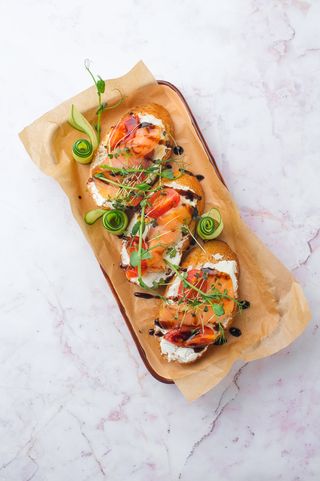 Брускеты с семгой и вялеными помидорами