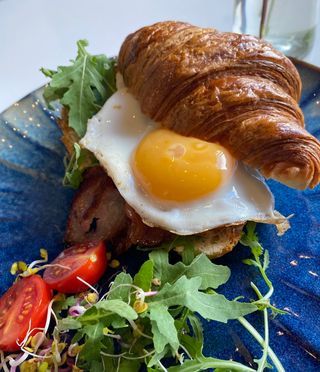 Wytrawny Croissant Z Chipsem Z Boczku I Jajkiem Sadzonym 1szt.