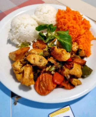 Filet z kurczaka z warzywami z wody i ryżem 