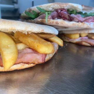 Puccia con speck, funghi e scamorza