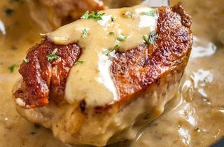 Խոզի  միս  պանրային  սոուսով