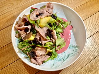 САЛАТ ІЗ КАЧИНИМ ФІЛЕ ТА ЯГІДНИМ СОУСОМ (200г)