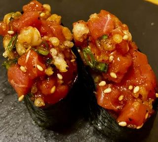 80. Sushi Atún Spicy (2 piezas)