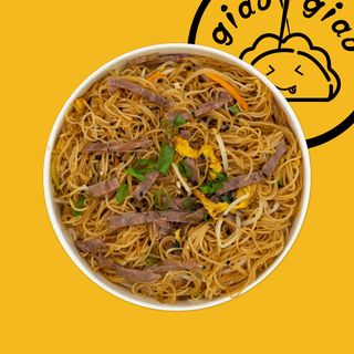 Spaghetti di riso con carne di manzo