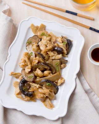 90 Maiale con funghi e bambu