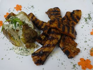 Свински ребърца с печен картоф (350г)