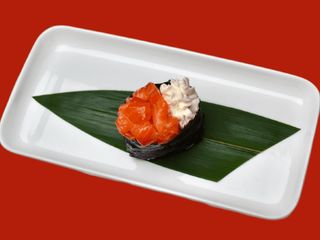 Гункан з лососем (65g)