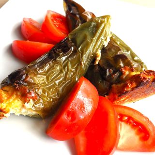 Пълнени чушки с яйце, сирене и кашкавал в доматен сос 350 гр.