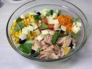 Insalata, pomodoro, mais e tonno