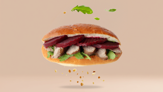 Brioche z filetem z kaczki, sosem chrzanowym i burakiem