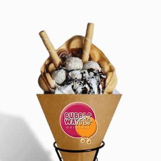 Bąbelkowy gofr z bitą śmietaną i piankami