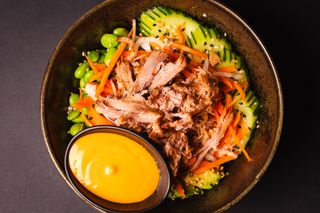 Bowl orientalny z szarpaną wieprzowiną