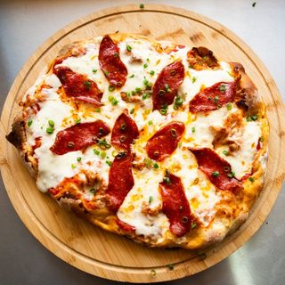 პიცა პეპერონით (8 ნაჭრიანი)