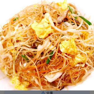 33. Fideos De Arroz Frito Tres Delicias