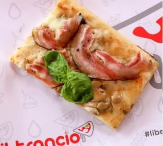 Pancetta al pepe nero villani, funghi e fiordilatte in teglia