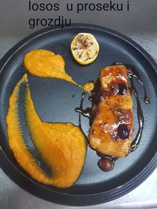Salmon fillet in prosecco and grape sauce