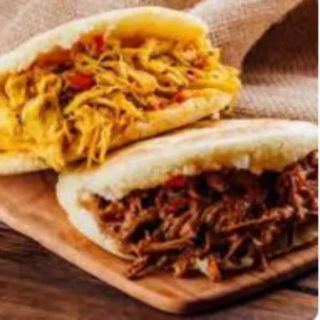 Arepa De Mechada Con Queso Y Tomate