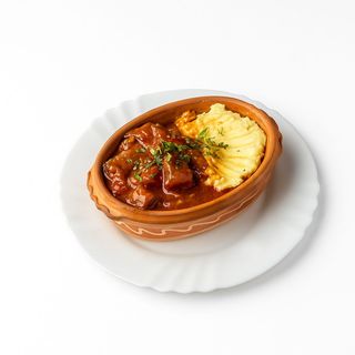 Juneći gulaš sa makaronama