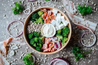 Keto bowl z brokułem, bekonem i fetą