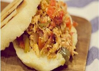 Arepa De Pollo En Salsa