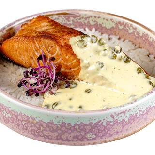 Somon cu sos de capere și orez basmati cu parmezan 200/150/60g