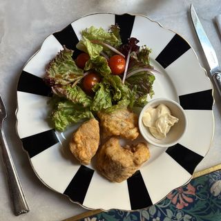 Merluza rebozada con ensalada