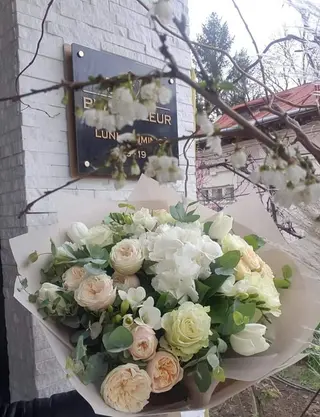 Buchet hortensii, frezii, tandafiri