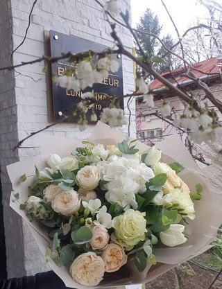 Buchet hortensii, frezii, tandafiri