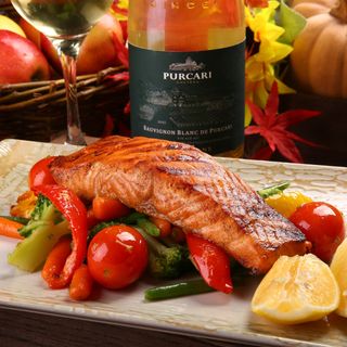 File de somon pe pat de legume coapte