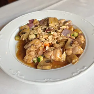 Clásico Pollo Salteado con Almendras