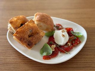 Фокача з печеним перцем та крем сиром