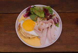 Деруни з куркою та сирним соусом (370г)