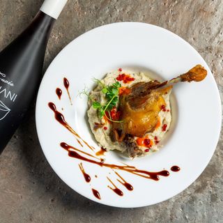 Pulpa de rata confiata cu piure cartofi aromatizat cu trufe