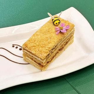 Медовик із солоною карамеллю