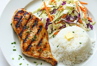 Pierś z kurczaka z grilla, ryż, surówka