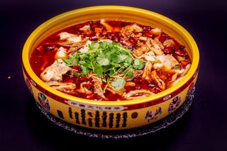 Pesce con intestine di maiale a brodo piccante/肥肠鱼