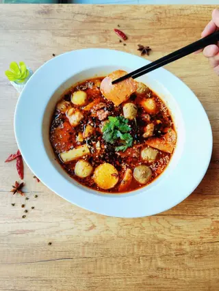 Polpette con carne e verdure in brodo piccante