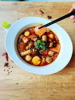 Polpette con carne e verdure in brodo piccante