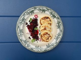 Сирники з крем-чізом та вишневим компоте (240g)