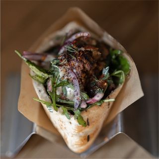Pita kebab de cordero al carbón