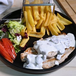 Meniu scalopina de pui cu ciuperci (bautura inclusa)