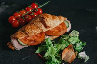 Sandwich croissant bacon si cascaval