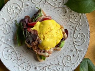 Tost z boczkiem i sałatką baby mix