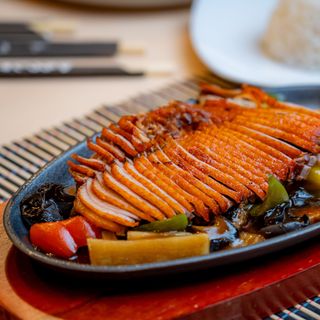 611-Rata crocanta cu legume pe platou incins